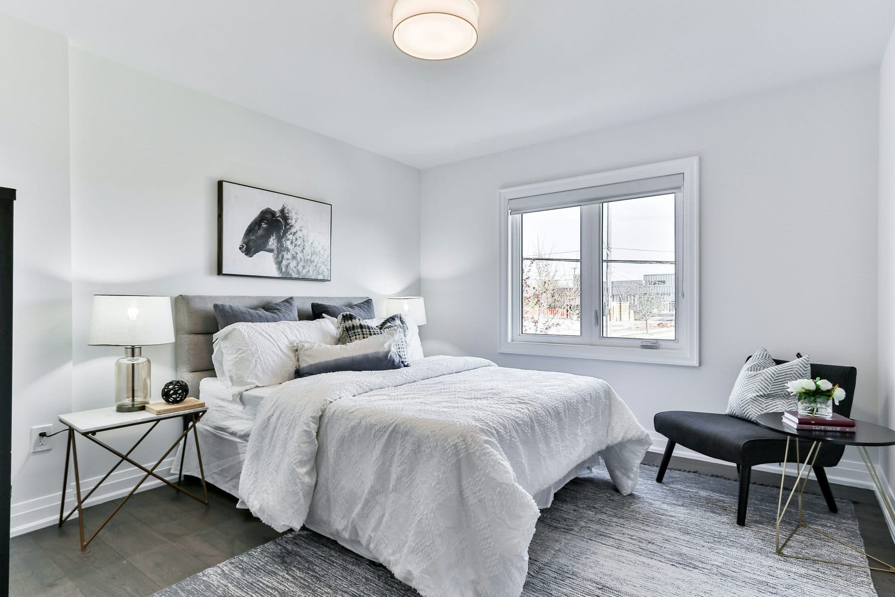 Quarto com cama de casal e uma ampla janela
